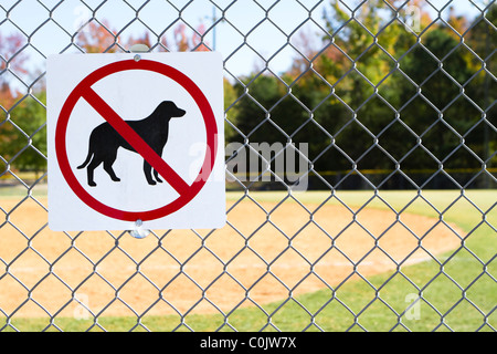 Un Chiens non admis à l'intérieur de signer vissé sur une clôture à un terrain de baseball local. Banque D'Images