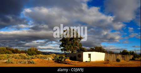 Une petite chambre baignée de lumière du matin dans le désert du Karoo. L'Afrique du Sud. Banque D'Images