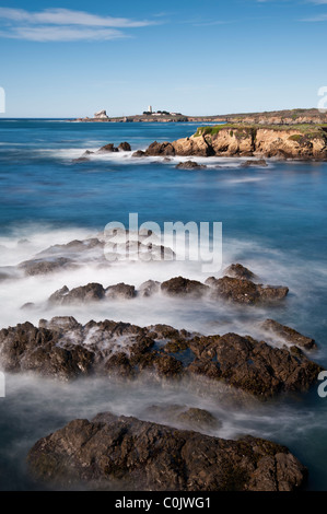 Vue côtière vers le phare de Piedras Blancas, San Simeon, en Californie Banque D'Images