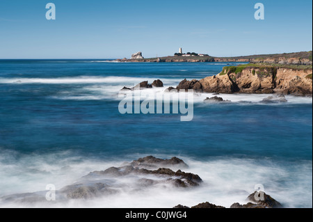 Vue côtière vers le phare de Piedras Blancas, San Simeon, en Californie Banque D'Images