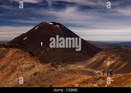 Le mont Ngauruhoe vue depuis le chemin principal sur le Tongariro Alpine Crossing jour de marche. Banque D'Images