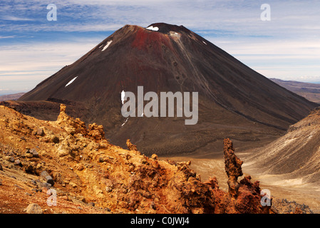 Le mont Ngauruhoe vue depuis le chemin principal jusqu'au sommet du mont Tongariro, sur le transit alpin Tongariro journée de marche. Banque D'Images