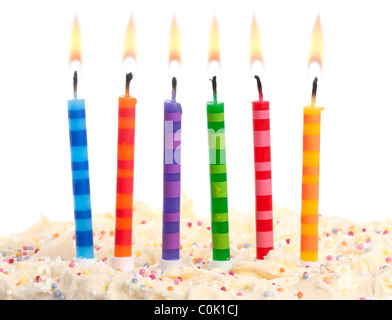 Gâteau d'anniversaire avec 6 bougies de couleur sur un fond rouge Banque D'Images