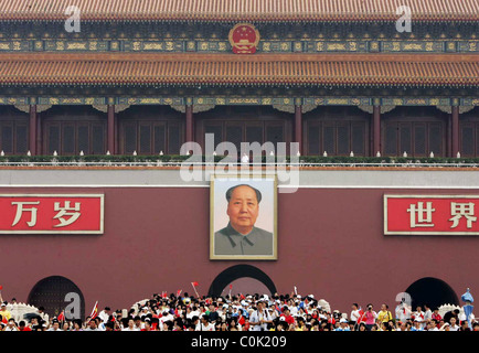 Un portrait géant du président Mao Zedong sur la place Tiananmen pendant le relais de la flamme olympique le 6 août 2008, Beijing Banque D'Images