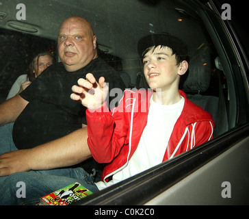 George Sampson, signe des autographes pour les fans d'adoration après sa performance dans 'nuit de la presse dans les capots' à l'NovelloTheater Banque D'Images