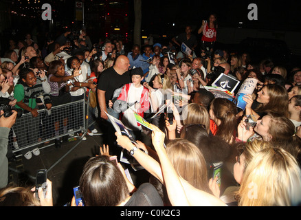 George Sampson, signe des autographes pour les fans d'adoration après sa performance dans 'nuit de la presse dans les capots' à l'NovelloTheater Banque D'Images