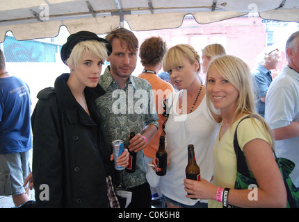 Agyness Deyn et réduite dans les coulisses de la vaseline PARIS Pool Party au McCarren Park Pool à Greenpoint Brooklyn New York City, USA - Banque D'Images