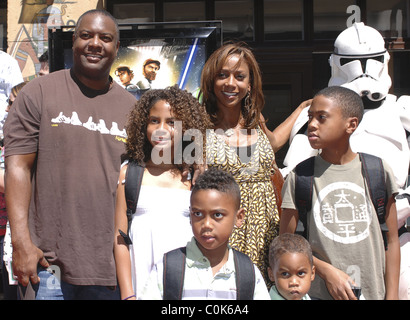 Holly Robinson Peete avec mari Rodney Peete et famille 'Star Wars : The Clone Wars' premiere à l'Egyptian Theatre - Banque D'Images