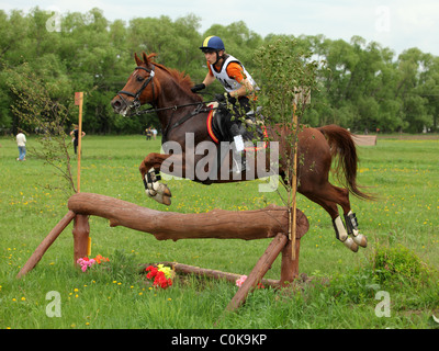 Cavaliers participer dans un concours de saut Banque D'Images