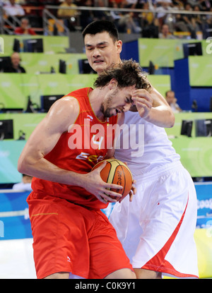 Pau Gasol d'Espagne et Yao Ming de Chine l'Espagne contre la Chine Men's Tour préliminaire Groupe B match de basket-ball aux Jeux Olympiques Banque D'Images