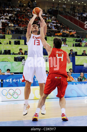 Pau Gasol d'Espagne et Yao Ming de Chine l'Espagne contre la Chine Men's Tour préliminaire Groupe B match de basket-ball aux Jeux Olympiques Banque D'Images