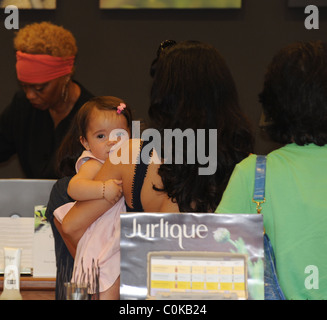 Salma Hayek faire du shopping à Beverly Hills avec sa fille Valentina Paloma Pinault Los Angeles, Californie - 31.07.08 Banque D'Images