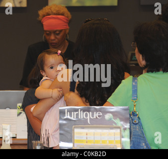 Salma Hayek faire du shopping à Beverly Hills avec sa fille Valentina Paloma Pinault Los Angeles, Californie - 31.07.08 Banque D'Images