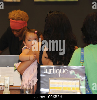 Salma Hayek faire du shopping à Beverly Hills avec sa fille Valentina Paloma Pinault Los Angeles, Californie - 31.07.08 Banque D'Images