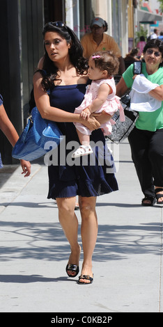 Salma Hayek faire du shopping à Beverly Hills avec sa fille Valentina Paloma Pinault Los Angeles, Californie - 31.07.08 Banque D'Images