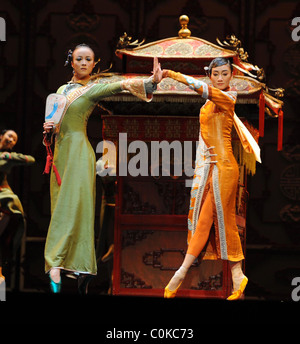 Le Ballet national de Chine effectuer 'élever la lanterne rouge" au Royal Opera House, Londres, Angleterre- 01.08.08 Banque D'Images