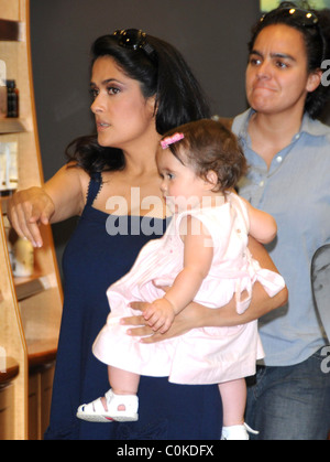 Salma Hayek faire du shopping à Beverly Hills avec sa fille Valentina Paloma Pinault Los Angeles, Californie - 31.07.08 Banque D'Images