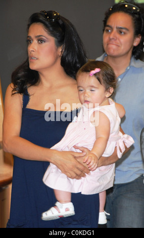 Salma Hayek faire du shopping à Beverly Hills avec sa fille Valentina Paloma Pinault Los Angeles, Californie - 31.07.08 Banque D'Images