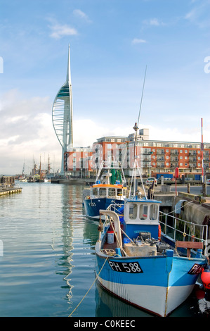 Des bateaux de pêche à Portsmouth Harbour avec la tour Spinnaker dans l'arrière-plan, Hampshire, England, UK. Banque D'Images