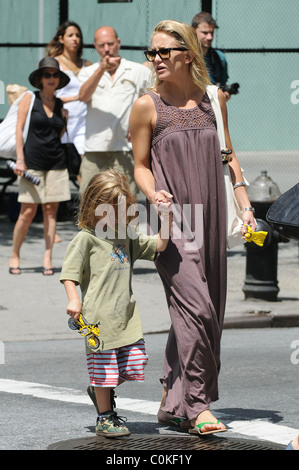 Kate Hudson prend son fils Ryder Robinson à l'aire de la ville de New York, USA - 03.08.08 Banque D'Images