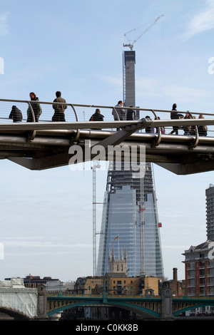 Avis de SHARD TOWER EN CONSTRUCTION,LE PLUS HAUT ÉDIFICE DE L'UK EN RAISON POUR LES JEUX OLYMPIQUES DE 2012,AVEC MILLENINUM BRIDGE À LONDRES Banque D'Images