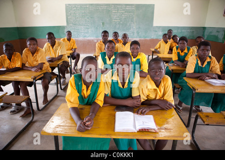 Les enfants apprennent dans une école financée par l'UNICEF dans la région de Dedza, Malawi, Afrique du Sud. Banque D'Images