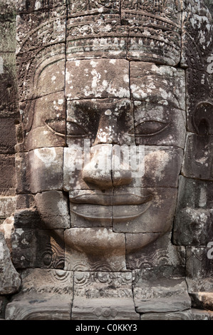 Visages représentant le Bodhisattva voit tout, ornent les tours d'Angkor Thom. Banque D'Images