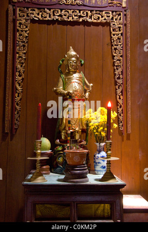 L'Asie, Vietnam, (près de Saigon) My Tho. Pagode Vinh Trang, temple intérieur. Autel avec des offrandes. Banque D'Images