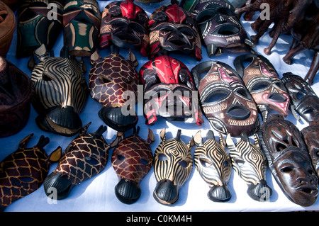 Les masques en bois sculpté de l'Afrique de l'Afrique du Sud, souvenir Banque D'Images