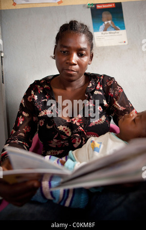 Une femme se lit plus de documentations dans une clinique de santé génésique à Yaounde, Cameroun, Afrique de l'Ouest. Banque D'Images