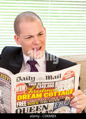 Daily Mail Man reading newspaper Banque D'Images