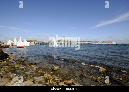 Bateaux à voile en face de la jetée de Swanage dans le Dorset Banque D'Images