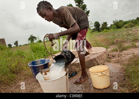 Pour aller chercher de l'eau dans un village bien à Safo, Mali, Afrique de l'Ouest. Banque D'Images