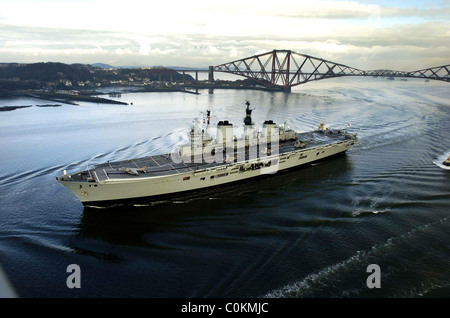 Le porte-avions HMS Ark Royal qui relèvent de la Forth Rail Bridge sur sa façon de Rosyth. cour dock Banque D'Images