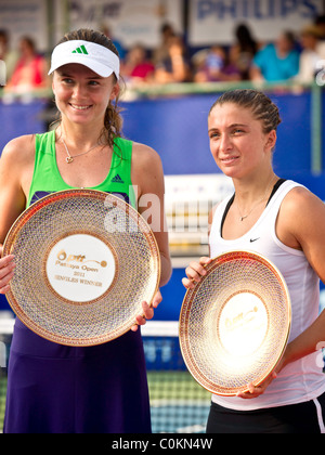 Daniela Hantuchova (SKV) & Sara Errani (ITA) posent avec leurs trophées à l'Open 2011 PTT Pattaya à Pattaya, Thaïlande Banque D'Images