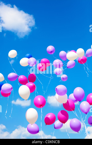 Maison de vacances ballons sur fond de ciel bleu. Banque D'Images