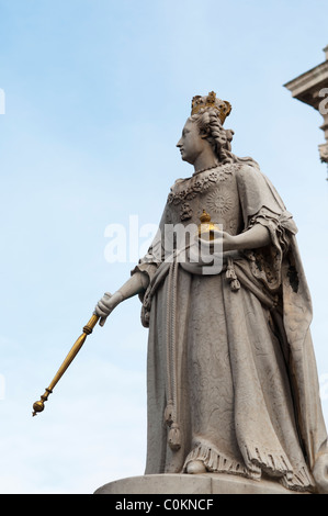 Statue de la reine Victoria à l'extérieur de la Cathédrale St Paul à Londres Banque D'Images