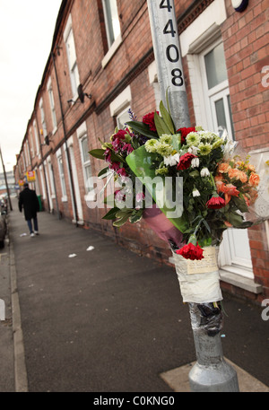 Tributs floraux en mémoire d'un crime armé victime assassinée dans la St Ann's de Nottingham, Angleterre, Royaume-Uni Banque D'Images