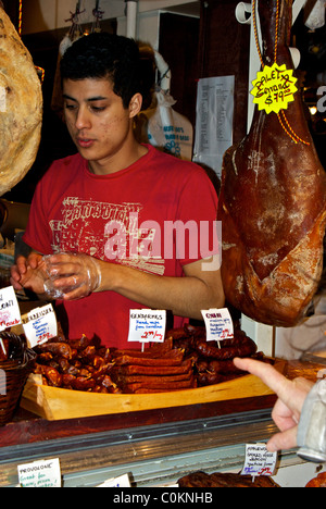 Commis au service à la clientèle boutique ensemble espagnol salaison à sec jamon serrano Paleta saucisses de jambon Granville Island Public Market Banque D'Images