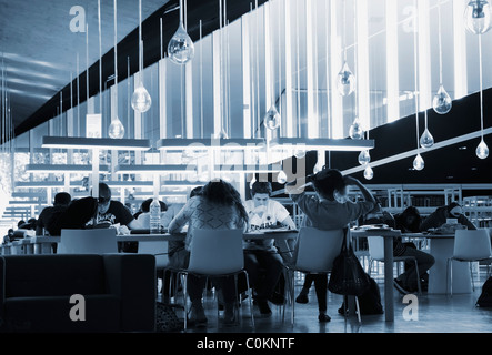 Les étudiants qui étudient en bibliothèque dans un plateau, Tenerife Espacio de las Artes, Santa Cruz, Tenerife, Canaries, Espagne Banque D'Images