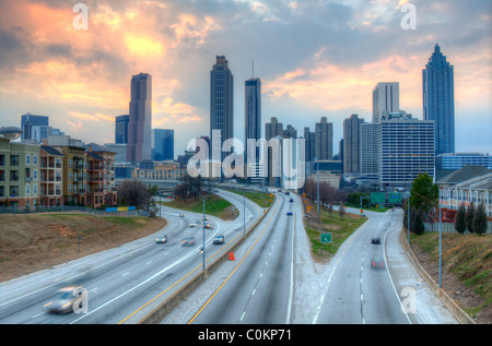 La Skyline d'Atlanta (Géorgie) au-dessus de la promenade de la Liberté en fin d'après-midi. Banque D'Images
