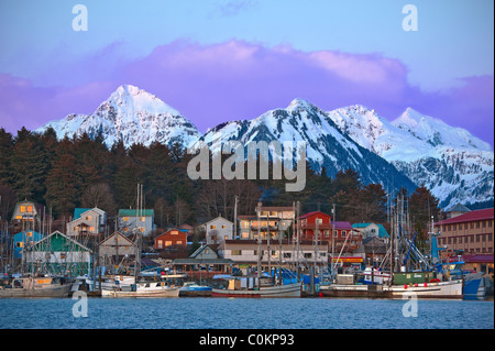 Coucher du soleil à Sitka, en Alaska, port et montagne. Banque D'Images