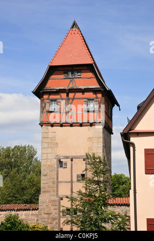 Dinkelsbühl, Bavière, Allemagne. 16ème siècle à colombage Bauerlin tower dans les murs de la ville médiévale de Altstadt sur Route Romantique Banque D'Images