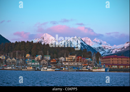 Coucher du soleil à Sitka, en Alaska, port et montagne. Banque D'Images