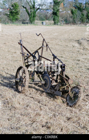 Old fashioned plough dans un champ Banque D'Images