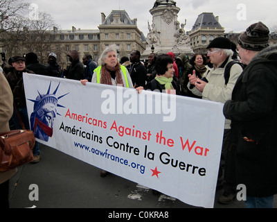 Paris, France, foule nombreuse, manifestation, en soutien à la Révolution libyenne, groupe "Américains contre la guerre" lors du rassemblement de protestation pour la paix Banque D'Images