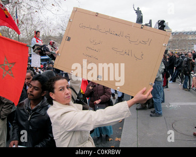 Paris, France, Libye démonstration, en faveur de la Révolution libyenne, les femmes protestant en tenant des signes manuscrits, place de la République Banque D'Images