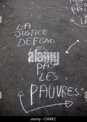 Paris, France, la craie sur trottoir Graffiti manuscrite en français 'La Justice défend les riches et non les pauvres" Banque D'Images