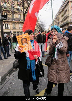 Paris, Fra-nce, Libye manifestation, en soutien à la Révolution libyenne, printemps arabe, femmes marchant en foulards, protestation, printemps arabe, politique, jeune femme dans un front populaire de foule Banque D'Images