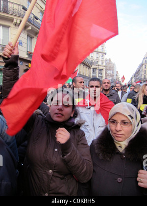 Paris, France, Libye manifestation, en faveur de la Révolution libyenne, des femmes arabes marchant dans le hijab, protestent contre les « manifestations du Printemps arabe » avec un foulard Banque D'Images
